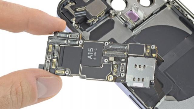 <b>Costul de producție pentru iPhone 13 Pro este dezvăluit; Componente mai scumpe, dar preț final mai mic în comparație cu iPhone 12 Pro</b>Luna trecută, pe 14 septembrie, debuta noua serie iPhone 13 de la Apple. Pare-că cererea pentru noile modele e destul de mare și se anunță întârzieri în cazul livrărilor. Cei de la TechInsights au dezasamblat recent un iPhone 13 Pro cu capacitatea