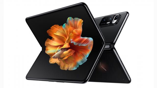 <b>Xiaomi lucrează la un nou smartphone pliabil, upgrade pentru Mi Mix Fold; Ar avea cameră selfie sub display și suport pentru încărcarea la 120W</b>Primul telefon pliabil Xiaomi a debutat în luna aprilie a acestui an sub numele de Mi Mix Fold. El e disponibil momentan doar în China, iar ca form factor amintește de seria Galaxy Fold de la Samsung. Un nou zvon ce circulă în online e că producătorul