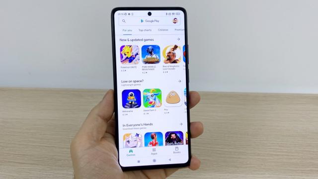 <b>Xiaomi 11T Pro: Hardware de flagship tomnatic, cu încărcarea la loc de cinste</b>Xiaomi 11T Pro este un flagship de toamnă parcă mai înzestrat decât predecesorul său direct, Xiaomi Mi 10T Pro. Spun asta în special pentru că are un selling point ce îl face unic pe piaţa: încărcarea la 120W a bateriei de 5000 mAh. Este un telefon dual