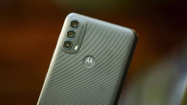 <b>Motorola Moto E40 a fost prezentat: telefon entry level cu ecran de 90 Hz, procesor UNISOC T700</b>După scăpări şi teasere, Motorola Moto E40 a devenit astăzi oficial, fiind un telefon entry level cu preţ accesibil. Moto E40 vine la doar câteva zile după Moto E20 şi are specificaţii puţin mai generoase.

