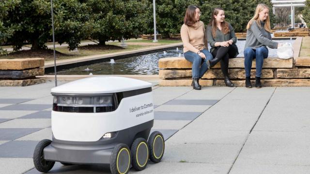 <b>Glovo va livra produse folosind roboți autonomi în Brașov; Programul de testare va începe în curând</b>În occident se fac deja livrări folosind roboți, cel mai bun exemplu fiind cel al Amazon care livrează încă de acum doi ani folosind drone. Aflăm azi prin intermediul Degustam.ro că un astfel de program va fi demarat și la noi în țară, însă nu cu drone