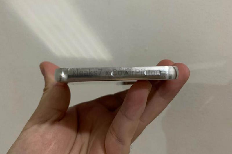 Samsung Galaxy S22 - Fotografii machete: Samsung Galaxy S22 bottom_1.jpg