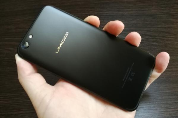 UMIDIGI C Note 2: Design plin de lacune, cu butoane "tamburină"