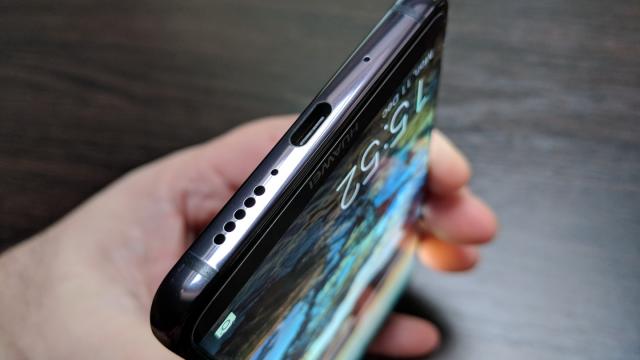 <b>Huawei Mate 10 Pro: Baterie cu încărcare super rapidă, playback video generos</b>Am învăţat să nu mai fim păcăliţi de cifre generoase legate de baterie, deci e greu să mai fim impresionaţi în ziua de azi de baterii de peste 3000 mAh. Pe de altă parte brandurile mari nu prea te păcălesc când oferă o baterie mare.