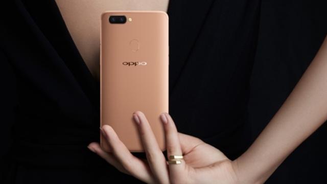 <b>Oppo R11s și Oppo R11s Plus ajung la vânzare pe plan local; aduc camere duale și procesoare Snapdragon 660</b>Începând de astăzi puteți găsi pe plan local și smartphone-urile Oppo R11s și Oppo R11s Plus, telefoane ce se remarcă prin panourile 18:9 și prin procesoarele Qualcomm Snapdragon 660 aduse la bord. Acestea pot fi găsite