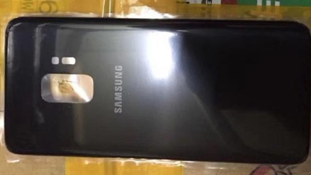 <b>Se reconfirmă prezența unei singure camere foto pe Galaxy S9; vedem o fotografie cu panoul său spate</b>Continuă leak-urile pentru Samsung Galaxy S9 și Galaxy S9+, iar astăzi avem ocazia să vedem o fotografie cu panourile spate destinate celor două modele de față. Se reconfirmă astfel că varianta standard va opta pentru o singură cameră