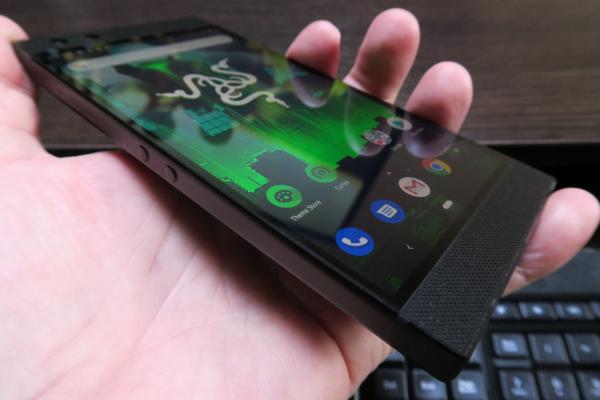 Razer Phone 2: Baterie de 4000 mAh, cu încărcare wireless şi rezultate slabe