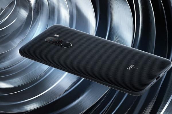 Xiaomi PocoPhone F1 va primi Dark Mode odată cu MIUI 11; Deocamdată este actualizat cu Security Update pe mai 2019
