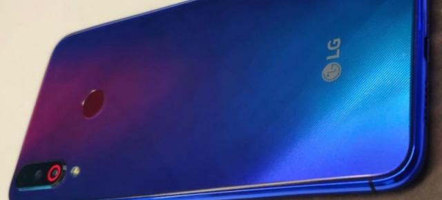 Viitorul telefon LG din seria W apare online într-o fotografie reală: spate în gradient, cameră triplă