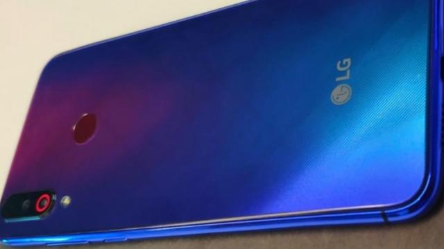 <b>Viitorul telefon LG din seria W apare online într-o fotografie reală: spate în gradient, cameră triplă</b>Cu o săptămână în urmă vă prezentam primele scăpări ale unui telefon LG care inaugurează o nouă gama pentru producătorul sud coreean, gama W. Acum această serie revine cu scăpări de fotografii hands on