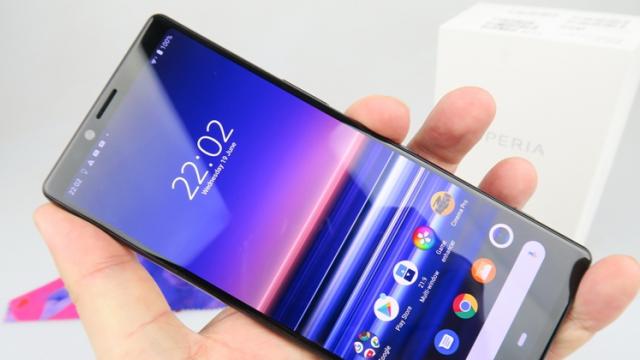 <b>Sony Xperia 1 Unboxing: telefonul care e mai bine dotat decât televizorul tău 4K</b>Sony Xperia 1 a sosit la MWC 2019, încercând să fie diferit de orice altceva lansaseră celelalte companii. Sony are companie de producţie de filme, are casă de discuri, are PlayStation, e un gigant multimedia şi îşi recunoaşte