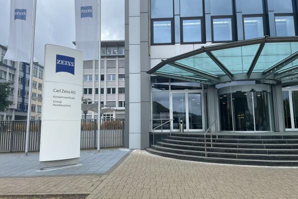 Am vizitat centrul de Cercetare și Dezvoltare ZEISS din Oberkochen și am aflat detalii cheie despre parteneriatul vivo - ZEISS