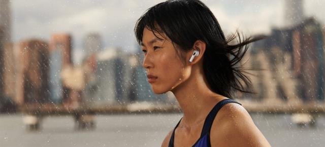 Apple AirPods 3 debutează oficial! Noile căști wireless „de buget” primesc Spatial Audio, rezistență la apă și o autonomie generoasă