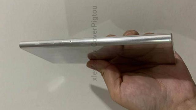<b>Samsung Galaxy S22 Ultra apare în primele machete; Iată particularităţile sale de design + Video</b>Cu o săptămână în urmă apăreau pe web machete ale lui Galaxy S22 şi asta la doar câteva zile după scăpări de randări ale sale, dar şi ale lui S22+ şi S22 Ultra. Acum în de weekend scapă şi o machetă de Galaxy S22 Ultra