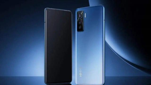 <b>iQOO Z5x are design-ul dezvăluit printr-o listare în baza de date TENAA; Aflăm detalii și despre specificații</b>Luna trecută, iQOO lansa smartphone-ul iQOO Z5 5G. Se pare totuși că producătorul nu se oprește aici cu lansările și urmează să anunțe un nou model sub seria Z. Este vorba despre iQOO Z5x, telefon ce și-a făcut recent apariția în baza de date TENAA