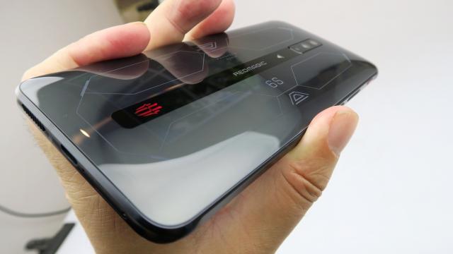 <b>Nubia Red Magic 6s Pro: Hardware cu 3 upgrade-uri faţă de predecesor, toate legate de gaming</b>Telefoanele de gaming nu se pot prezenta în fata gamerilor cu mai puţin decât maximul de specificaţii. Şi fix asta face şi acest Nubia Red Magic 6s Pro, chiar dacă faţă de Nubia Red Magic 6 Pro saltul nu mai pare aşa impresionant. Spre exemplu camera