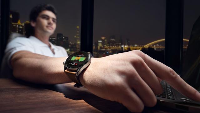 <b>Huawei Watch GT 3 a fost anunţat: ceas inteligent cu 14 zile de autonomie, senzor nou de puls, HarmonyOS 2.0</b>Huawei nu a anunţat doar telefoanele Nova 9 şi Nova 8i în Europa astăzi, ci şi nou ceas inteligent. E vorba despre Huawei Watch GT 3, care ce e drept nu a avut scăpări prea multe înainte de lansare, deci a sosit ca o mică surpriză. El combina eleganța