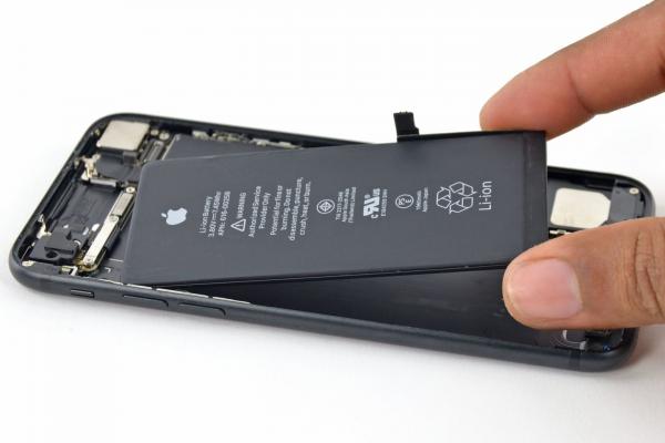 Apple ar putea plăti despăgubiri de 1.8 miliarde de euro în total, după un proces legat de throttling/Batterygate