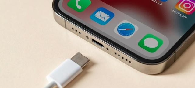 UE avertizează Apple să nu limiteze funcționalitatea portului USB-C, altfel riscă interzicerea lui iPhone 15 la vânzare în Europa