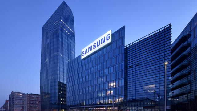 <b>Samsung interzice utilizarea ChatGPT la nivel intern ca urmare a unor date scăpate accidentale de angajați; Pregătește propriile soluții AI</b>Nu este prima și cu siguranță nu va fi nici ultima oară când auzim despre o interzicere a soluție ChatGPT, iar după exemple precum Italia care a blocat folosirea acestui chat bot, astăzi descoperim că un nume mare din industria tech 