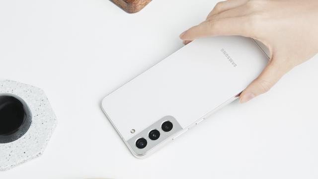 <b>Turul Magazinelor #1266: Cel mai ieftin Galaxy S22 şi aparat de aer condiţionat, TV QLED cu 15% reducere</b>A început luna mai şi între alergii la polen, cozi în vamă şi arsuri de la soare şi de la mici, e momentul să vedem ce reduceri mai primim. Cutreierând des paginile retailerilor de la noi, am remarcat că au mai dispărut produse vechi din stoc şi au apărut