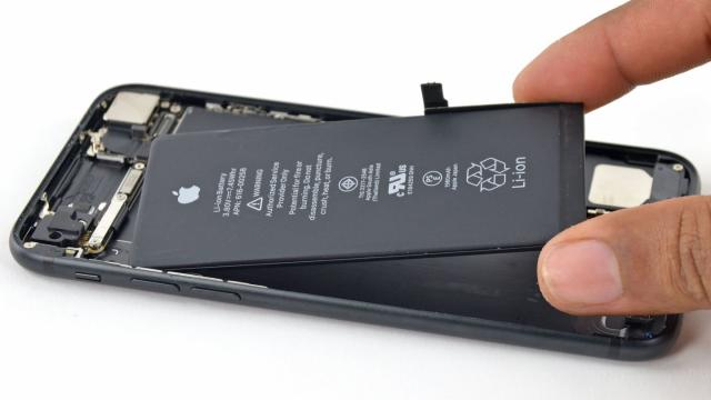 <b>Apple ar putea plăti despăgubiri de 1.8 miliarde de euro în total, după un proces legat de throttling/Batterygate</b>Scandalul cu Batterygate şi throttling de iPhone-uri revine periodic, iar de această dată s-ar putea lăsa cu un proces serios în Marea Britanie. E vorba despre iPhone 6 şi iPhone 6s, care au avut probleme cu performanţa şi bateria după un update 