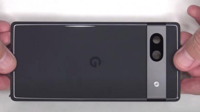 <b>Google Pixel 7a primeşte o disecţie video; Ce are la interior? (Video)</b>Google Pixel 7a a primit deja un unboxing şi un video hands on înainte de debutul de pe 10 mai 2023, la Google I/O, iar acum vedem şi o disecţie a sa. E realizată de către canalul video PBKReviews şi vă amintesc că telefonul ar trebui să coste