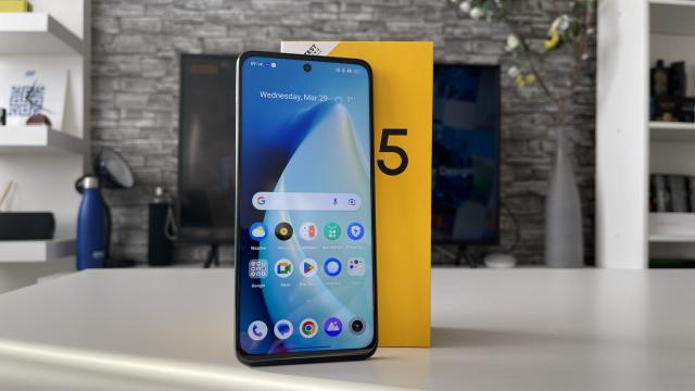 <b>Turul Magazinelor #1269: realme C55 s-a şi ieftinit, 10% reducere extra la resigilate, 18% reducere la laptop Acer</b>Turul Magazinelor de azi e despre laptopuri şi reduceri la prima vedere, iar episodul #1269 ne prinde la început de lună, după ziua de salariu, momentul propice pentru a face cheltuieli. Am găsit un realme C55 care deşi s-a lansat de o lună, deja are o..