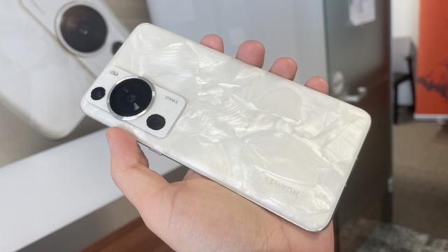 <b>Huawei P60 Pro Unboxing: marmură sau perlă? Între camera de top 3 şi CPU, Android last gen</b>Între Huawei P40 Pro şi Huawei P50 Pro a existat o distanţă considerabilă că moment al lansării (2 ani aproape), dar iată-l pe Huawei P60 Pro stabilind o anumită ciclicitate a lansărilor. E drept că Huawei P50 Pro debutase prin februarie 2022