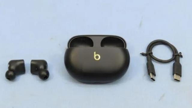 <b>Căștile wireless Apple Beats Studio Buds+ au primit certificarea NCC, designul lor fiind confirmat înainte de debutul din 18 mai</b>Din greșeală Amazon a listat o pereche de căști încă neanunțată de către Apple în urmă cu câteva zile. Astfel am aflat despre existența modelului Beats Studio Buds+. Ei bine, se vehiculează că debutul va avea loc pe 18 mai, dar iată că designul căștilor