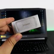 Prezentare Kingston XS2000 - SSD-ul viitorului, portabil și rezistent, pentru stocare facilă a fișierelor de pe smartphone, laptop sau tabletă