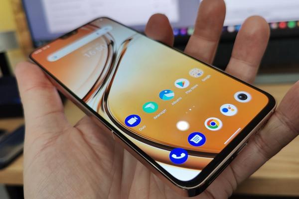 vivo V23 5G: Display AMOLED cu breton, culori vii, luminozitate satisfăcătoare