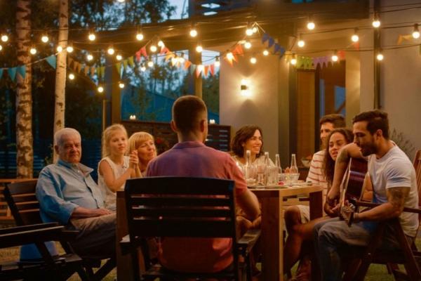 E LUNI e AMAZON: Azi vă recomandăm ghirlanda luminoasă pentru exterior Yuuse - Cu funcții smart pentru seri de vară memorabile