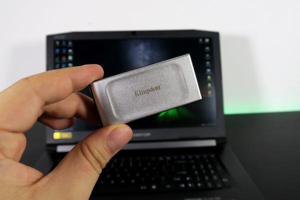 Prezentare Kingston XS2000 - SSD-ul viitorului, portabil și rezistent, pentru stocare facilă a fișierelor de pe smartphone, laptop sau tabletă