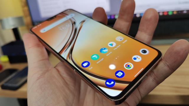 <b>vivo V23 5G: Display AMOLED cu breton, culori vii, luminozitate satisfăcătoare</b>vivo V23 5G are un ecran AMOLED de 6.44 inch, cu rezoluţie de 2400 x 1080 pixeli, cu suport HDR10+ şi refresh rate de 90 Hz. Are muchii simetrice de jur împrejur, unele negre, iar bretonul de sus e foarte îngust, dacă îl comparăm cu cel de pe iPhone-uri