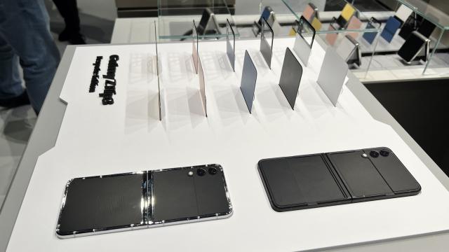 <b>Samsung a demarat startul producției în masă de componente necesare pliabilelor Galaxy Z Fold 4 și Galaxy Z Flip 4</b>După cum bine știm, sud-coreenii de la Samsung se pregătesc temeinic de lansarea noilor smartphone-uri pliabile Galaxy Z Fold 4 și Galaxy Z Flip 4, modele pe care ar trebui să le vedem introduse oficial la început de lună august