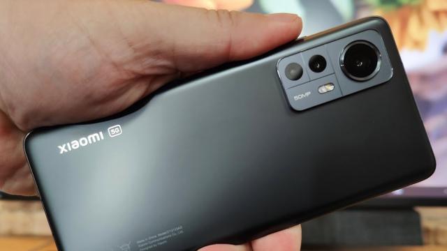 <b>Xiaomi 12X review detaliat în limba română (Evaluare Mobilissimo)</b>Xiaomi nu doar că ne oferă şi un telefon mic în 2022, Xiaomi 12, ci o versiune Lite a sa, Xiaomi 12X. Costa în jur de 3000 de lei şi propune celebrul deja procesor Qualcomm Snapdragon 870, cel mai puternic procesor midrange de la Qualcomm lansat în ultimu