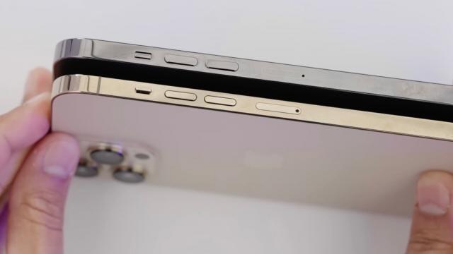 <b>iPhone 14 Pro Max a primit deja unboxing-ul lui Unbox Therapy (Machetă)</b>iPhone 14 Pro Max este subiectul celei mai proaspete scăpări din universul iOS, terminalul apărând sub forma celei mai detaliate machete de până acum. Pare un telefon funcţional şi Unbox Therapy ne oferă o privire detaliată asupra sa 