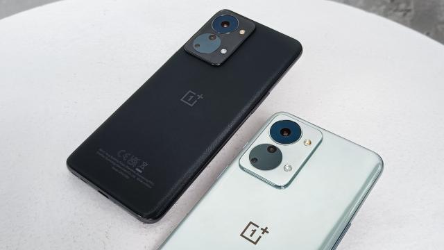 <b>OnePlus Nord 2T 5G îşi dezvăluie designul înaintea lansării de mâine</b>OnePlus continuă teaserele pentru telefonul OnePlus Nord 2T 5G chiar şi pe ultima sută de metri, înaintea lansării de mâine, 19 mai 2022. Vă reamintesc că mâine devine oficial acest smartphone midrange, care ar inaugura procesorul