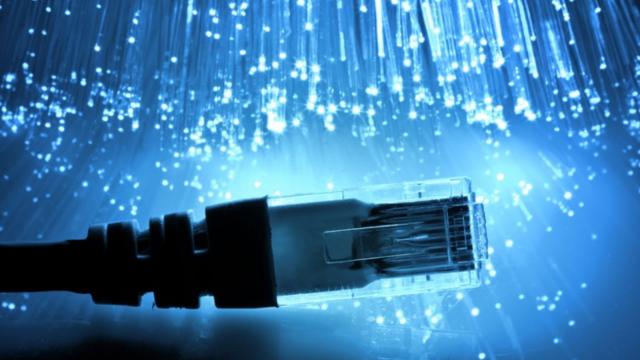 <b>Românii consumă 52 GB Internet fix pe lună, aveam 6 milioane de conexiuni la Internet fix la final de an 2021 + alte cifre interesante (ANCOM)</b>România continuă să se digitalizeze, cel puţin când vine vorba de resurse şi conectarea la Internet. Spunem asta deoarece tocmai am primit cele mai noi cifre de la ANCOM, care arată că numărul de conexiuni la Internet fix din România a depăşit 