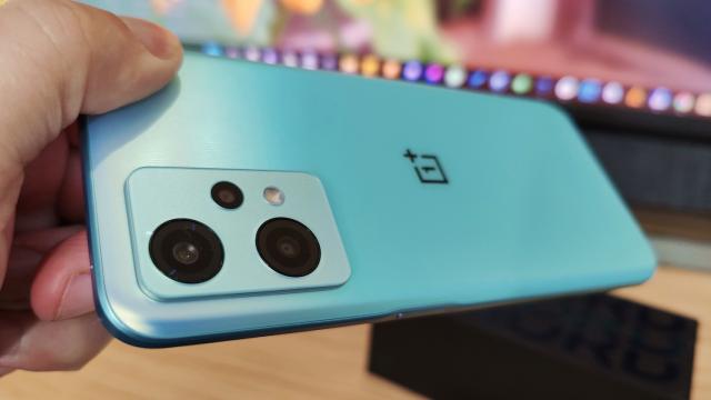 <b>OnePlus Nord CE 2 Lite 5G Unboxing: tonalitate duală, un telefon pentru mase care vor şi gaming</b>OnePlus a început să mărească seria de produse Nord şi chiar să îi adauge sub-serii. Avem şi căşti Nord Buds acum, iar OnePlus Nord CE 2, deja testat de noi a primit şi o versiune Lite. OnePlus Nord CE 2 Lite 5G e scos din cutie mai jos şi avem de-a 