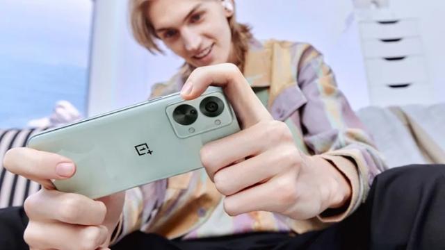 <b>OnePlus Nord 2T debutează oficial în România! Primul smartphone cu CPU Dimensity 1300 aduce alimentare rapidă și sistem de camere potent</b>Azi e o zi mare pentru OnePlus, compania anunțând noi produse din gama Nord. În lumina reflectoarelor se află OnePlus Nord 2T, un smartphone ce inaugurează CPU-ul Dimensity 1300 de la MediaTek. Poate fi văzut ca upgrade pentru precedentul Nord 2