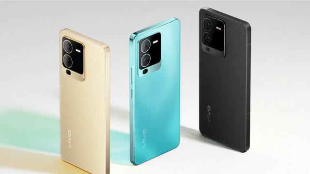 <b>vivo S15 Pro debutează oficial, cu procesor Dimensity 8100, ecran AMOLED E5 de 120 Hz; A sosit şi vivo S15</b>vivo S15 Pro a debutat pe 19 mai, completând seria S15, inaugurat de S15e în aprilie 2022. Gama include acum şi modelele S15 şi S15 Pro, pe care le detaliem mai jos. Ambele modele au ecrane de generaţie nouă AMOLED E5 de la Samsung, cu refresh rate
