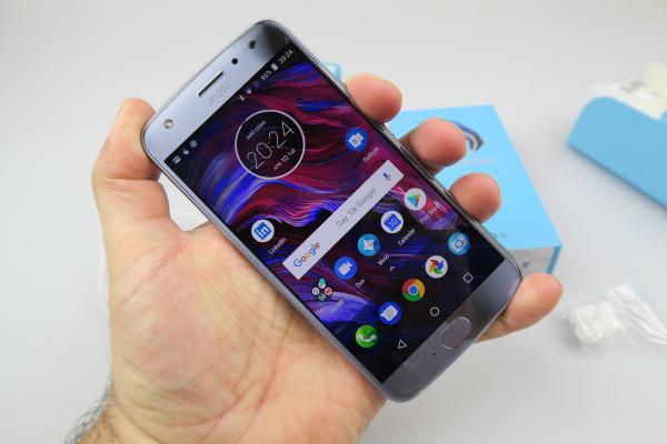 Motorola Moto X4 Unboxing: Moto ştie şi cu spatele din sticlă, are o abordare inedită a designului de cameră (Video)