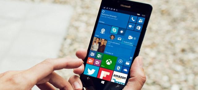 Un fost director Microsoft ştie cine e vinovatul pentru eşecul lui Windows Phone: operatorii şi producătorii de telefoane