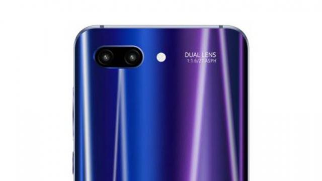 <b>Honor 10 apare într-o nouă randare; Va sosi în varianta de culoare cameleon</b>Printre următoarele smartphone-uri pregătite de către Huawei se află și Honor 10, telefon care astăzi ni se prezintă într-o randare cu iz oficial. Privim asupra panoului său spate și descoperim astfel că vom avea parte și în cazul de față de varianta