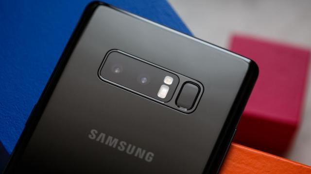 <b>Samsung Galaxy Note 9 ar putea debuta cu ecran de 6.4 inch și baterie foarte generoasă</b>Peste doar câteva luni vom asista și la debutul phablet-ului Samsung Galaxy Note 9, acesta urmând a sosi cu o serie de upgrade-uri interesante la bord. În primul rând se vehiculează prezența unui scanner de amprente integrat în ecran 