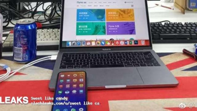<b>Meizu 15 apare într-o nouă fotografie reală, cu ecran complet edge to edge</b>În acest an are loc și aniversarea de 15 ani a companiei chineze Meizu, celebrare ce va fi marcată și de lansarea unui smartphone mai deosebit numit Meizu 15. Astăzi vedem o presupusă fotografie reală a acestui terminal care ar urma să debuteze