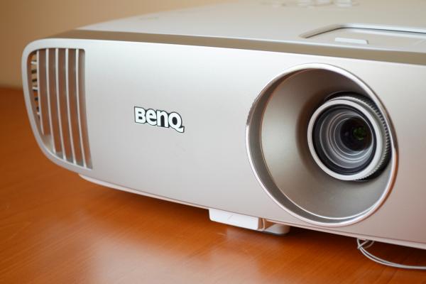 Review BENQ W2000 - proiectorul ce aduce experiența EURO acasă!