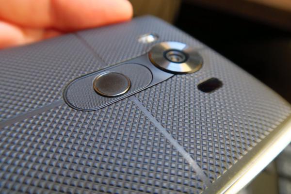 LG V10: Design masiv şi solid, pe bază de oţel şi material elastic